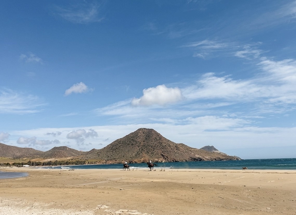 Playa de Los Genoveses con jinetes — Parque Natural Cabo de Gata
