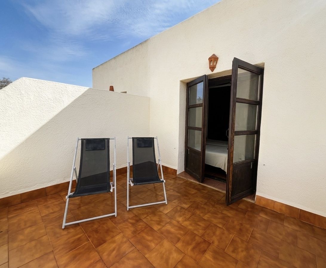 Salón-comedor con mesa de madera