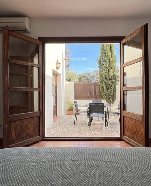 Suite planta baja — puerta a la terraza