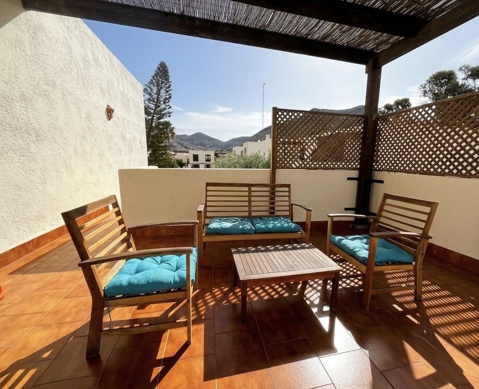 Terraza cubierta con montañas al fondo